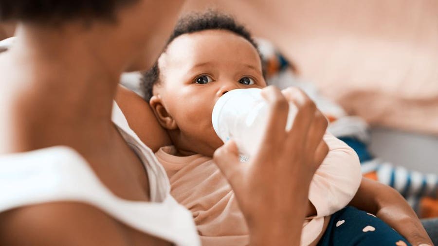You are currently viewing After One Year Old: Is Cow’s Milk or Formula Better? When Should You Choose Formula if Your Child Isn’t Eating Well?